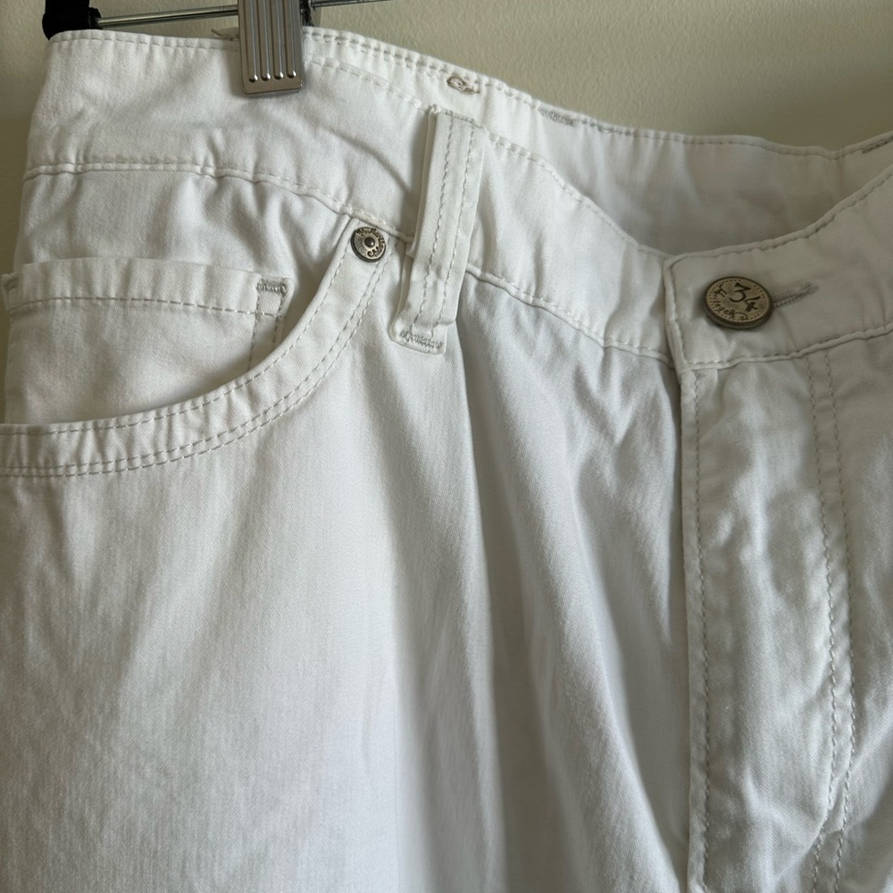 Designer men’s white 5 pocket 100% cotton jeans with great detail. Never worn